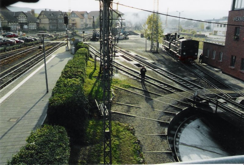 99 5901+99 5902 und 99 7238, ganz hinten im Bild. Wir sehen hier die Restarationsanlagen des Bahnhofs Wernigerode, im Oktober 2004 um 16:40