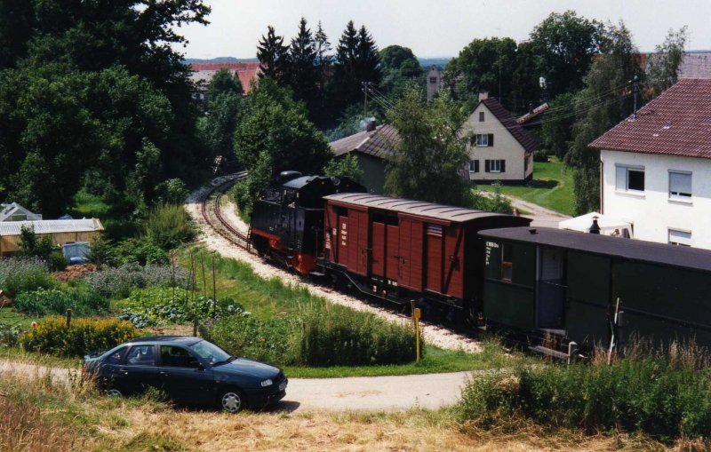 99 716 mit ihrem Personenzug im Jahre 1997 zwischen Ochsenhausen und Warthausen. An Sonntagen ist regelmig Plandampf und die landschaftlich reizvolle Strecke ist immer wieder ein Besuch wert.