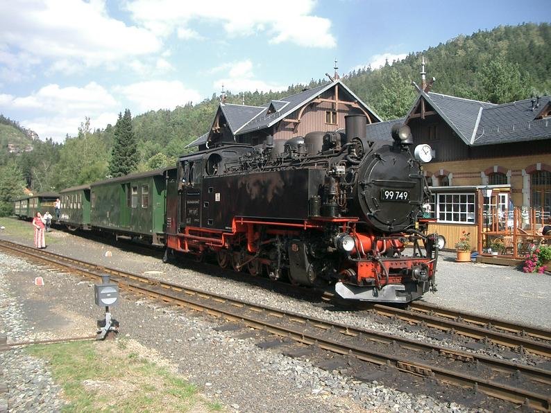 99 749 ist mit ihrem Zug aus Zittau in KO Oybin angekommen. 2006-09-25.