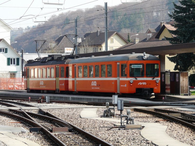 AAR - Regio nach Aarau mit dem Steuerwagen Bt 72 und dem Triebwagen Be 4/4 24 im Bahnhof von Schftland am 09.04.2009