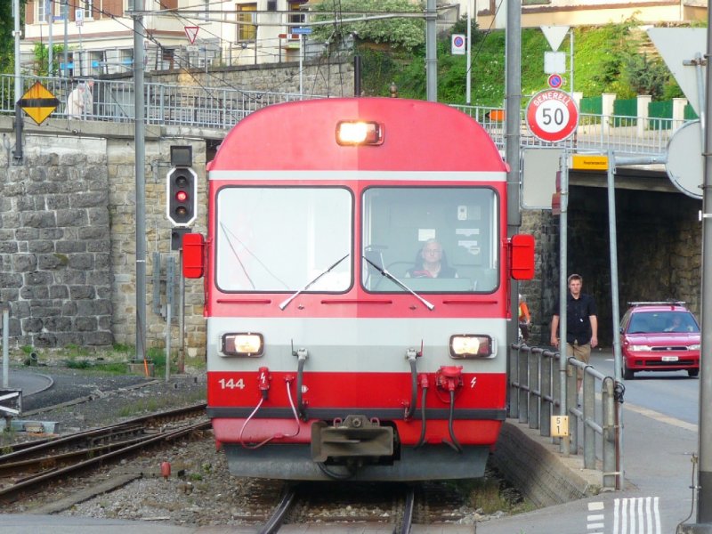 AB - Einfahrender Regio mit dem Steuerwagen ABt 144 im Bahnhof von Herisau am 03.09.2008