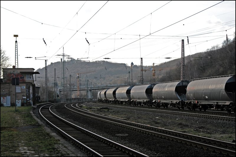 Abendstimmung in Westhofen. Der DGS 59743 nach Frechen durchfhrt dem ehemaligen Bahnhof Richtung Hagen. (29.03.2008) 