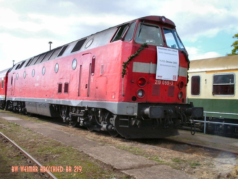 Abschied vom U-Boot. BR 219 mit entsprechender Beschilderung zieht bzw. schiebt den Pendelzug Zwischen Weimar Bhf und Bw, Oktober 2003