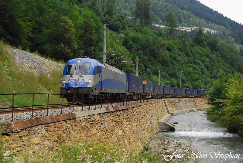 Adria 1216 922-5 passiert einen der fr diese Strecke so typischen Abschnitte,wo die Bahn direkt neben dem Flsschen entlang fhrt,bei Pham (sterreichurlaub 13.08.09)