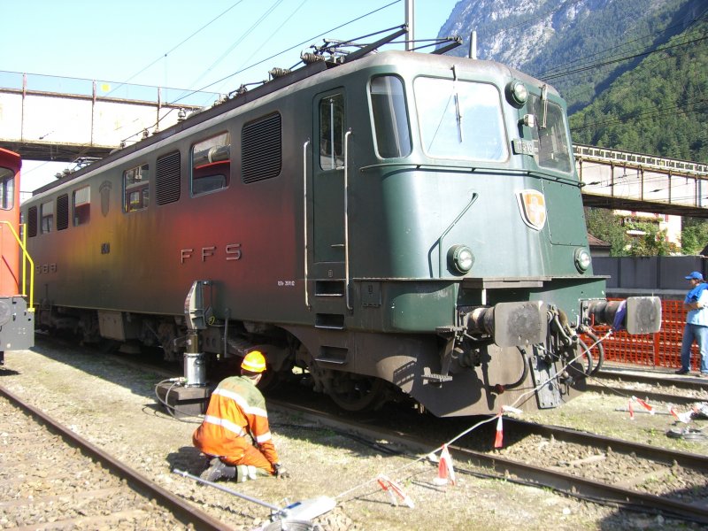 Ae 6/6 11510 wurde in Erstfeld zu Demonstrationszwecken gebraucht! Hier wurde demonstriert wie eine solche Lok wieder eingegleis wird! (08.09.2007)