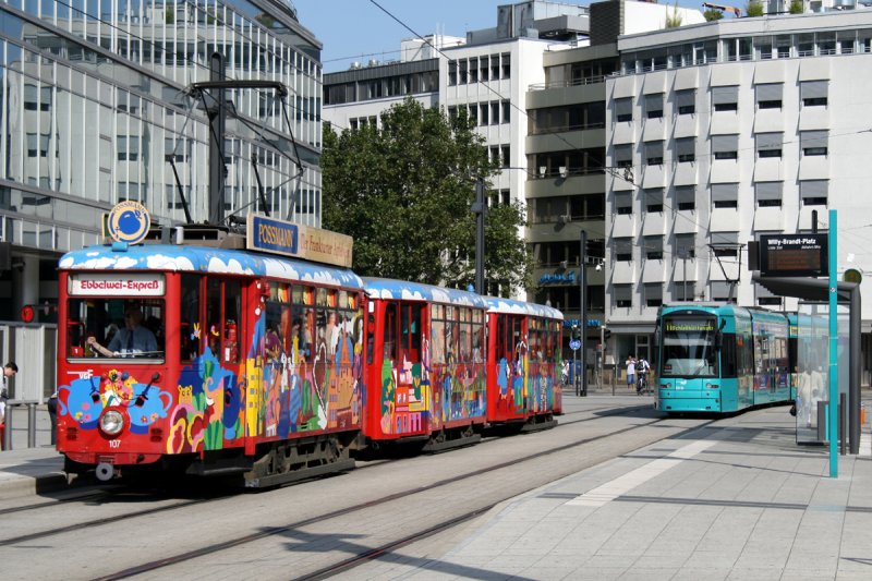 Alt trifft neu! K-Wagen 107 des Ebbelwei Express am Willi-Brandt-Platz mit zwei k-Beiwagen, sowie S-Wagen 231 in Richtung Fechenheim Schiesshuettenstrasse. (26.09.2009)