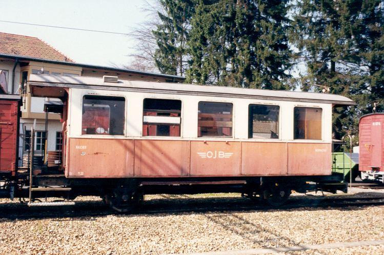  Alter Personenwagen der OJB (asm Gruppe ) vor dem Depot in Langenthal