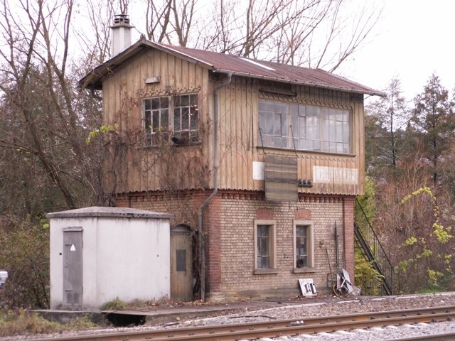 altes Stellwerk in Sinsheim-Steinsfurt an der Strecke Eppingen -Heidelberg. Stellwerk ist ab sofort auer Betrieb.