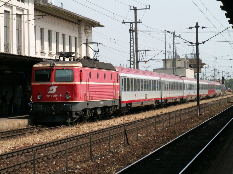 Altlack 1044 094 am IC 644 in Wien Htteldorf, 23.5.2007