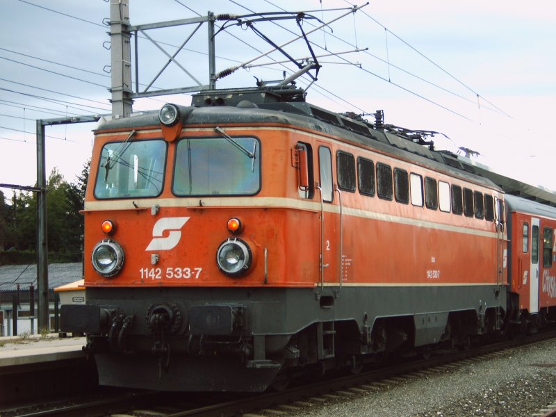  Altlack 1142 533 schob am 02.10.2006 einen Regionlzug von Linz nach Kirchdorf. Das Foto habe ich in Wartberg /Kr.gemacht.