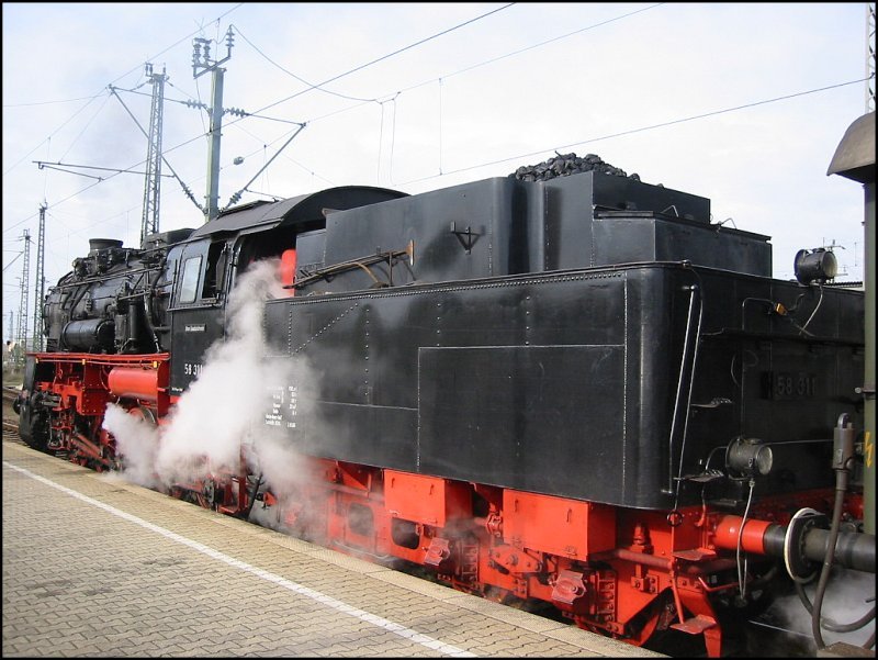 Am 04.11.2006 stand 58 311 der Ulmer Eisenbahnfreunde mit einem Sonderzug nach Bad Herrenalb in Karlsruhe Hbf.
