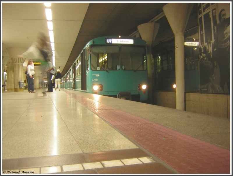 Am 07.07.2007 war Frankfurt am Main Schauplatz eines Aufmarsches der NPD sowie der bei derartigen Anlssen meist blichen Gegendemonstration. Das fhrte infolge der polizeilichen Absperrungen zu einigen Behinderungen im PNV. Die Linien U6 in Richtung Heerstrae und U7 in Richtung Hausen wendeten an der Station Bockenheimer Warte, dadurch bot sich die Gelegenheit, die Zge an dieser Station abzulichten, was normalerweise bei Planbetrieb aufgrund des nur kurzen Aufenthalts kaum mglich ist. Der 6. Zug der Linie U7 mit den U2e-Triebwagen 370, 388 und 397 hatte gerade die Fahrtrichtung umgeschaltet und wartete auf die Abfahrt in Richtung Enkheim. 