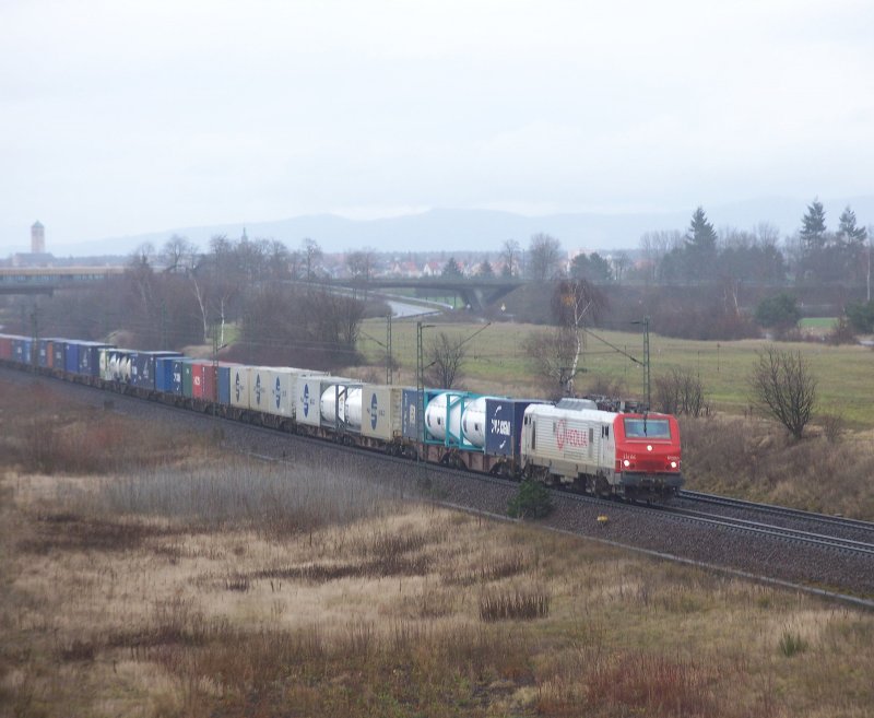 Am 09.12.2007 war diese Veolia E37 mit einem extrem langen Gterzug bei Neuluheim Richtung Karlsruhe unterwegs.