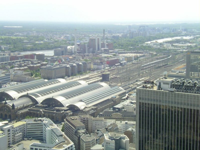 Am 12.-13. Mai d.J. fand in Frankfurt das Wolkenkratzerfestival statt. Ich hatte das Glck, und konnte Frankfurt vom Trianon aus besichtigen. Deshalb hier mal ein Bild vom Frankfurter Hbf, aus Sicht des Trianon. Denn da kommt man ja sonst nicht hoch. 