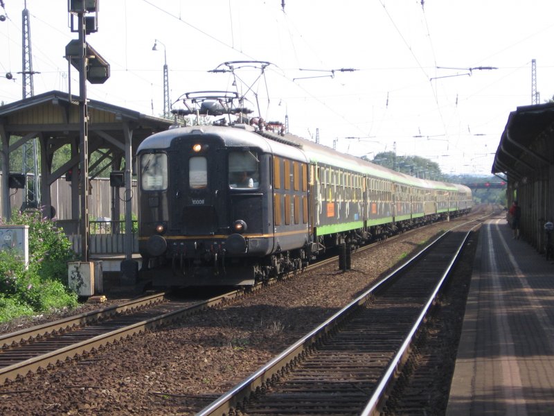 Am 12.08.2007 durchfhrt ein Sonderzug in Richtung Kln Bonn-Beul. Vielen Dank an den netten Lokfhrer der mich mit Signalhorn grte.