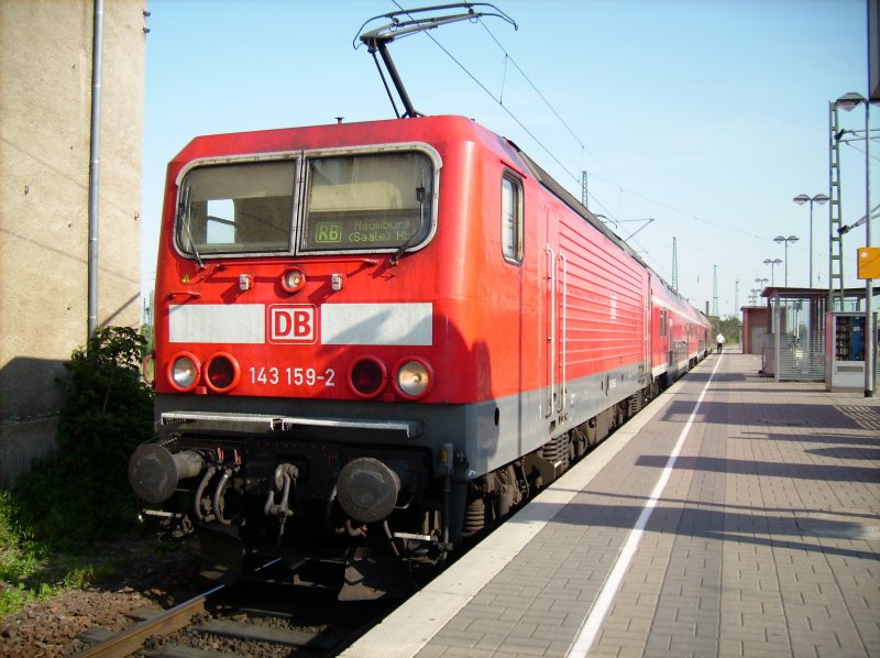 Am 13. Mai 2008, steht 143 159 mit einer RB aus Naumburg, in Halle Saale Hauptbahnhof.