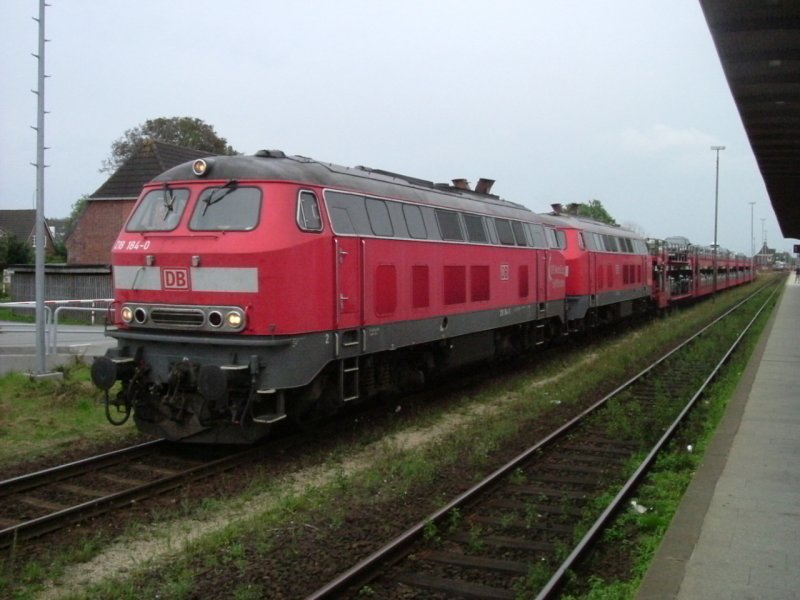 Am 13.08.2006 steht 218 184 mit einer Schwester in Westerland/Sylt mit einem Autozug - SyltShuttle.