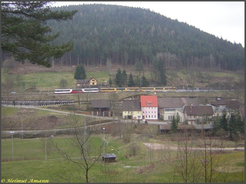 Am 17.03.2007 war der Himmel leider bedeckt und dem entsprechend die Lichtverhltnisse nicht sehr gnstig zum Fotografieren, als ein Drei-Wagen-Zug der S41 in Richtung Karlsruhe die Station Baiersbronn Friedrichstal anfuhr. 