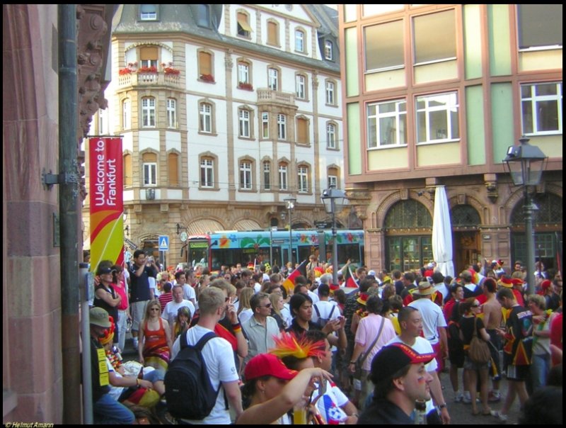 Am 24.06.2006 war der S-Triebwagen 204 auf dem 3. Zug der Linie 12 nach Schwanheim an der Haltestelle Rmer/Paulskirche durch das Meer an schwarz-rot-goldenen Fahnen und Menschen kaum noch zu sehen.