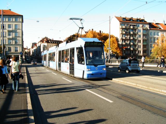 Am 24.10.04 fhrt 2219 bei schnstem Herbstwetter auf der 27er.