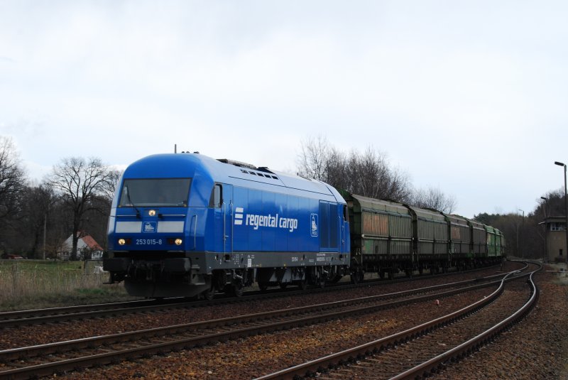 Am 25. Maerz faehrt 253015 der Regentalbahn durch Uhyst in Richtung Hoyerswerda.