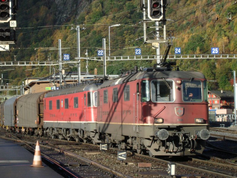  Am 25.10.2005,kurz vor 10.00 Uhr kam dieser Gterzug mit einem  Re 10/10 -Gespann als erster seit rund 4 Stunden nach Brig hinunter. 