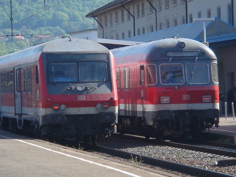 Am 26.04.06 stand dder links stehende RE-Zug nach Stuttgart Hbf und der rechts stehende RE-Zug nach Donauwrth Hbf. Aufgenommen in Aalen Hbf.