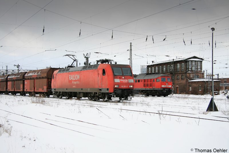 Am 27.01.07 wartet 145 011 in Chemnitz Hbf mit dem Kohleleerzug nach Spreewitz auf die Ausfahrt. Im Hintergrund 232 347 als Nachschub des soeben aus der Lausitz eingetroffenen vollen Kohlependels.