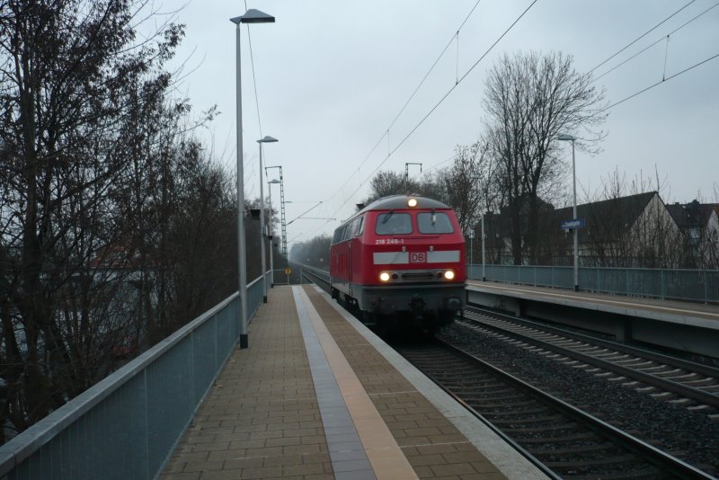 Am 27.02.09 fhrt die 218 249-1 solo durch den Haltepunkt Gieen-Oswaldsgarten.