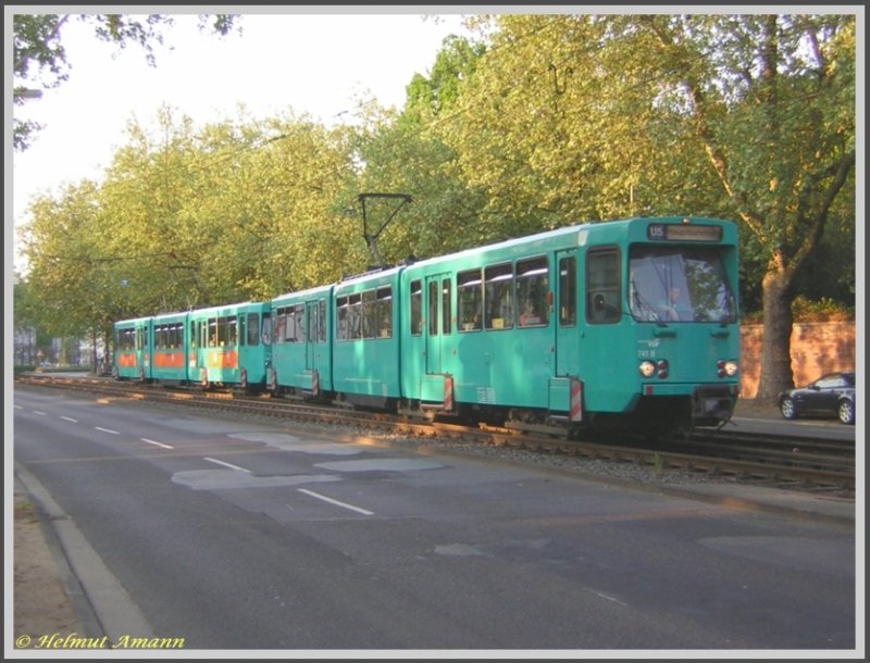 Am 28.04.2007 fuhr der 6. Zug der Linie U5 zum Hauptbahnhof mit den Ptb-Triebwagen 741 und 708 gerade ber den Gleiswechsel hinter der Station Hauptfriedhof, wo alle Zge dieser Linie an diesem Wochenende bauarbeitsbedingt endeten, auf das Streckengleis in Richtung Hauptbahnhof.