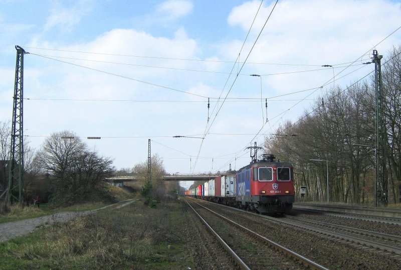 Am 31.03.09 durchfhrt Re 421 383-1 mit einem Containerzug Radbruch Richtung Sden.