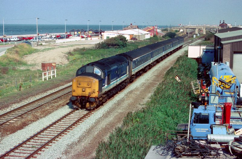 Am 4. September 1996 fahrt 37418 in Richtung Bangor bei Abergele.