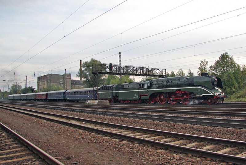 Am Abend des 03.10.2009 ist der, von 18 201 gezogene, Sonderzug auf der Rckfahrt nach Berlin und zwar nicht nach Pankow sondern nach Schneweide!
Hier durchfhrt er die alte Signalbrcke in Leipzig-Mockau.