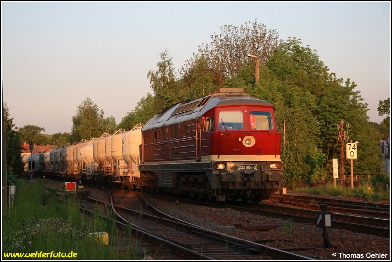 Am Abend des 14.05.08 durchfhrt 232 004 der LEG mit dem Zementleerzug nach Deuna den Bf Nossen im letzten Streiflicht der untergehenden Abendsonne.