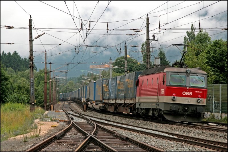 ....am Zugschluss schiebt 1144 225 (9181 1144 225-x) den Zug nach. (08.07.2008)
