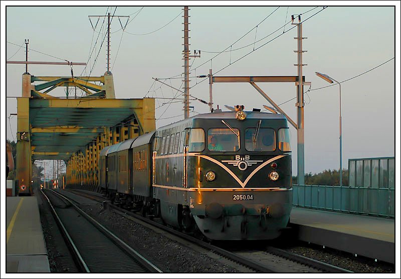 Anlsslich der ErlebnisWeltBahn Leiser Berge setzen zur Zeit die BB Nostalgie zwischen 8.9.2007 und 28.10.2007 jeweils am Wochenende einen Sonderzug von Wien Sd nach Ernstbrunn und wieder retour in Verkehr, welcher immer von anderen Nostalgiefahrzeugen bespannt wird. Am 16.9.2007 war dies 2050.04. Die Aufnahme zeigt den Zug am Abend bei der Rckfahrt im letzten Licht bei der Querung der Donau. Die Aufnahme wurde von der S-Bahnstation Wien-Praterkai aus gemacht. In Ernstbrunn hat man brigens die Mglichkeit eine rund 12 Kilometer lange Fahrt durch die unberhrte Naturlandschaft des Weinviertels mit einer Fahrraddraisine zu unternehmen.