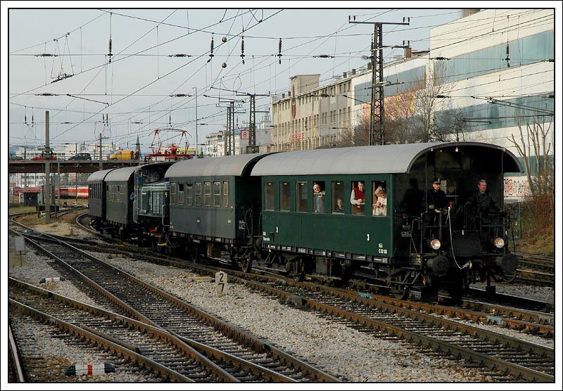 Anlsslich der Wiedererffnung der Wiener Vorortelinie vor 20 Jahren fanden am 8.12.2007 Pendelfahrten zwischen Wien Heiligenstadt und Wien Htteldorf statt. Zum Einsatz kam 1062 der BB Nostalgie, die sich in der Mitte des Zugverbandes befand. Die Aufnahme zeigt die erste Pendelfahrt von Htteldorf nach Heiligenstadt als SR 16765 bei der Durchfahrt in Wien Penzing.