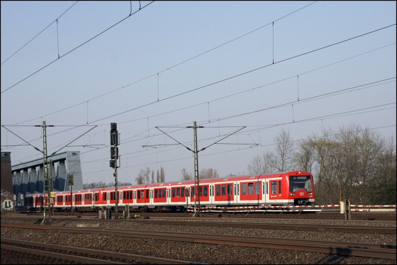 Anschlieend hat Anas vorgeschlagen den Sderelbbrcken einen Besuch abzustatten. Zwar konnte 120 117 in Altona abgelichtet werden doch leider war eine weitere Aufnahme hier nicht mglich... Zwei unbekannte 474er haben soeben die Sderelbbrcken berquert und sind als S3 von Altona nach Harburg-Rathaus unterwegs.
