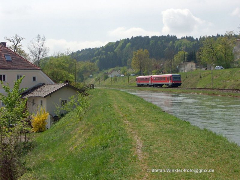 Auch 628 bestimmen im Sden das Nahverkehrsbild. Hier am Alz-Kanal bei Trostberg am 24.04.2009. Ein Viertelstndchen spter kam der Gterzug mit einer 294. Links die Massen-Mhle.