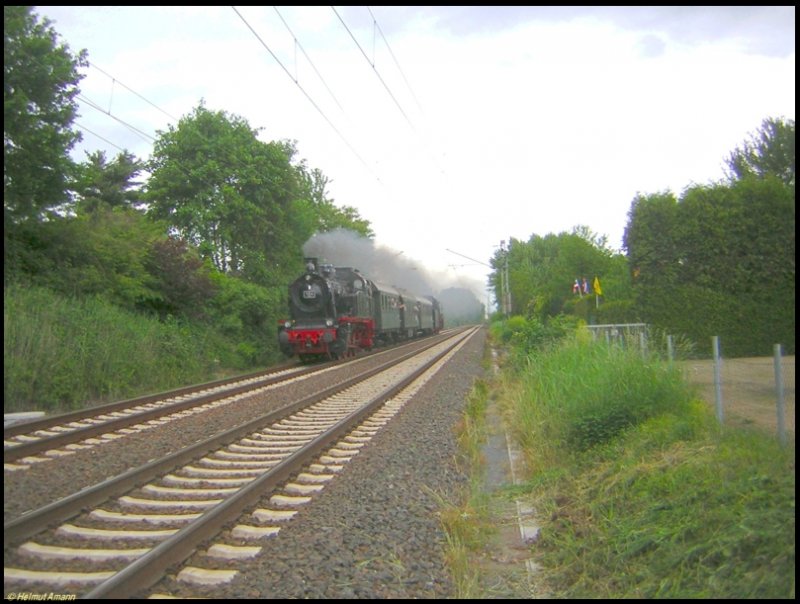 Auch die Lok 184 der Bauart ELNA 6, bei Henschel im Jahre 1946 gebaut, gehrt zum Fahrzeugpark des Eisenbahnmuseums Darmstadt-Kranichsten und erhielt im Frhjahr 2006 eine Hauptuntersuchung. Bei den 7. Kranichsteiner Eisenbahntagen befrderte sie Pendelzge zwischen dem Darmstdter Hauptbahnhof und dem Eisenbahnmuseum, hier am 27.05.2006 auf der Fahrt zum Hauptbahnhof aufgenommen mit 23 042 am Zugschlu.