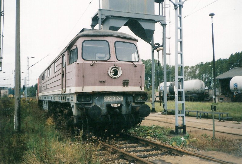 Auch schon lngst abgestellt ist 232 312 in Hoyerswerda.03.10.96