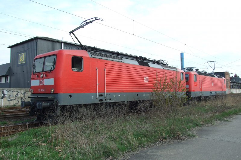 Auf der Fahrt vom AW Dessau Rtg. Dessau Hbf zog 112-184 die 143-841, hier gesehen am B  Kabelweg .

Dessau, der 9.4.09