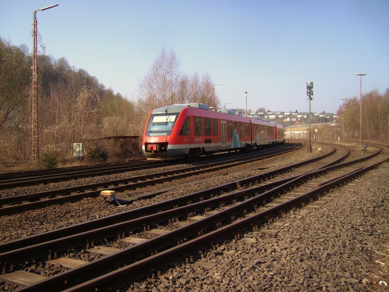 Auf der Fahrt nach Winterberg verlt der RE57 soeben den Bahnhof Arnsberg. (Foto: 01.04.09)