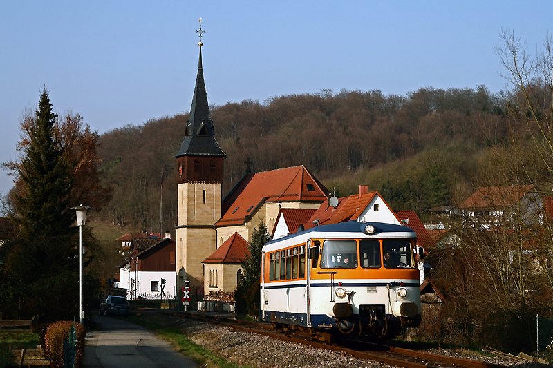 Auf mittlerweile 40 Dienstjahre kann der MAN VT 9 der SWEG Waibstadt zurckblicken, der auch im Jahr 2009 noch im Planbetrieb eingesetzt wird. Am 29. Dezember 2008 beschleunigt der alte Schienenbus, von der tiefstehenden Wintersonne angestrahlt, als SWE 70775 von Neckarbischofsheim Nord nach Hffenhardt aus der kleinen Ortschaft Untergimpern.