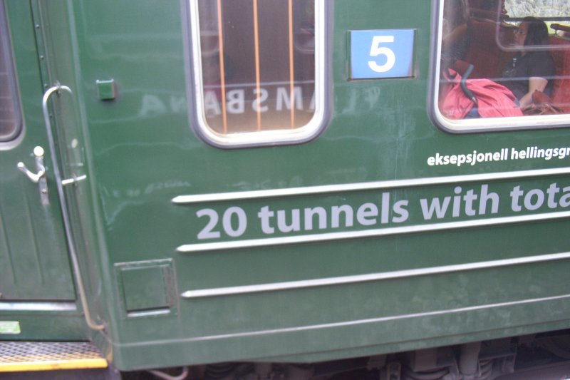 aufgenommen am 7.8.2007
ein Personenwagen mit dem Hinweis auf Streckenlnge und Anzahl der Tunnel