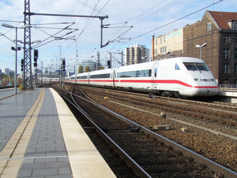 Ausfahrt des ICE 848 (Berlin-Ostbahnhof - Kln/Bonn-Flughafen) und ICE 858 (Berlin-Ostbahnhof - Kln Hbf) aus dem Bahnhof Berlin -Ostbahnhof. Aufgenommen am 31.Oktober 2007