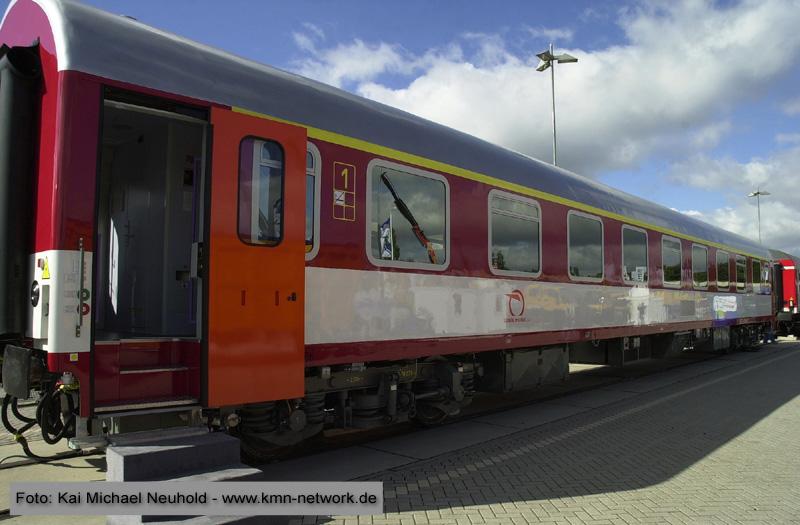 Ausstellung eines neuen Reisezugwagens fr die Slowakei auf der Innotrans 2004 in Berlin.