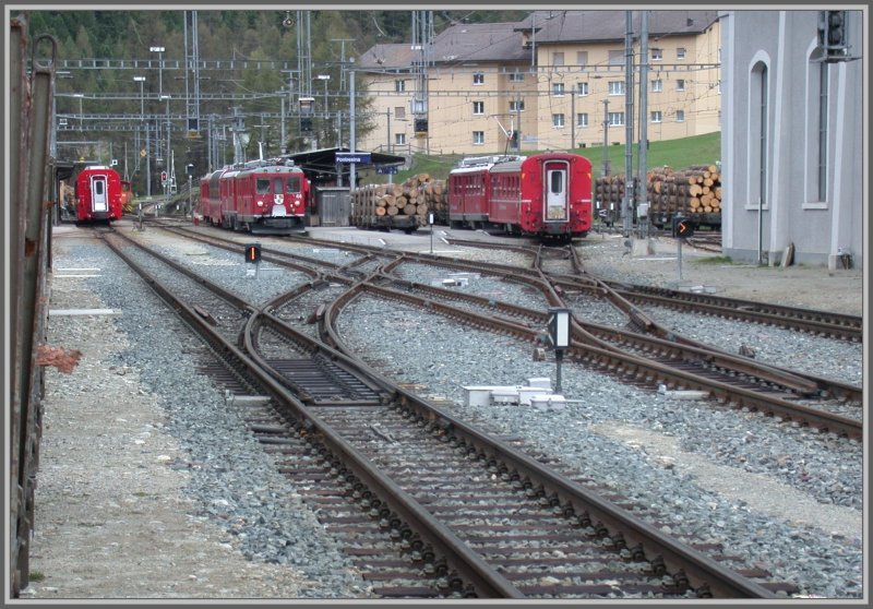 Bahnhof Pontresina mit einfahrendem Regionalzug aus St.Moritz und wartendem Berninaexpress nach St.Moritz. Im Gegensatz zu den einfachen Weichen mit Laternen, weisen die Kreuzungsweichen (Englnder) eine elektrische Richtungsanzeige auf. (08.05.2007)