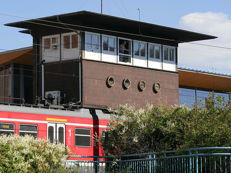 Bahnhof Rsselsheim:
Zu sehen ist das Stellwerk des Bahnhofs mit einem ET420.
(30.08.2007)