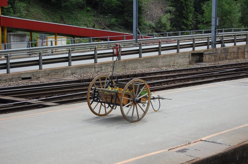 Bahnhofsausschmckung im Bahnhof Goppenstein. 05.06.2008